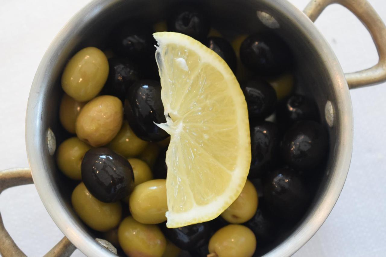 Saraya Corniche Hotel Doha Exterior foto Green and black olives