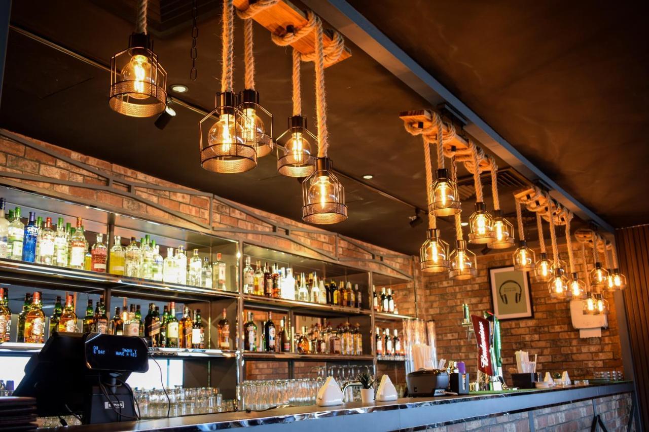 Saraya Corniche Hotel Doha Exterior foto The bar at the restaurant